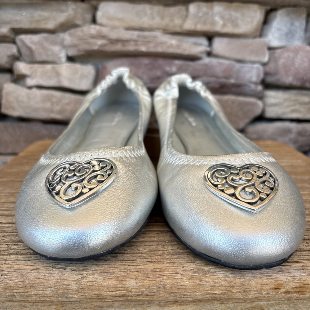 Brighton Heart Medallion Metallic Silver Ballet Flats Women's Shoes 10 B - Picture 2 of 12